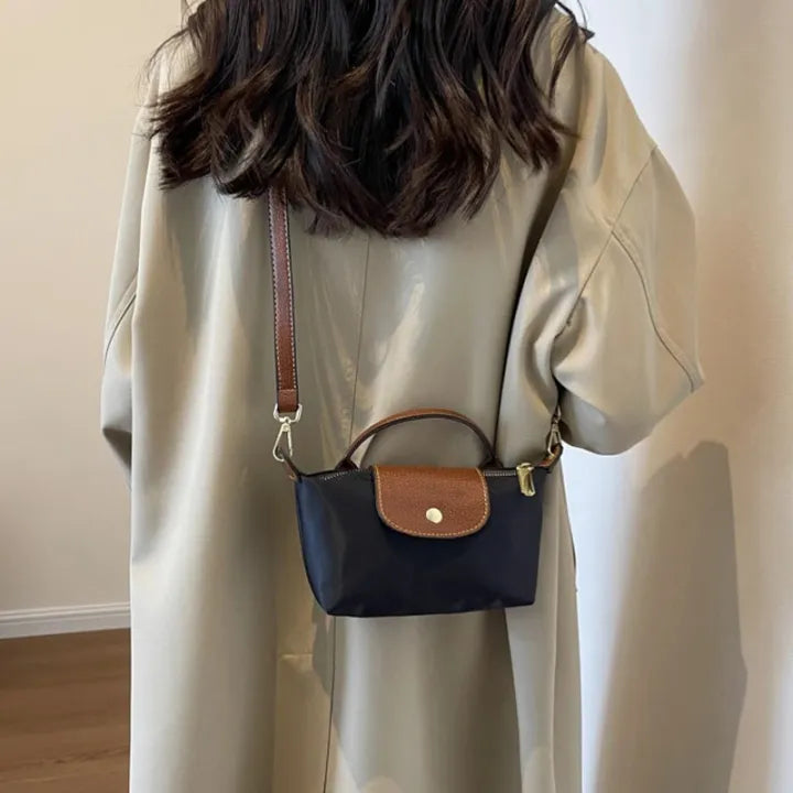 Stylowa damska torebka crossbody, mała i kompaktowa. Z regulowanym paskiem, idealna na wieczór lub miasto.