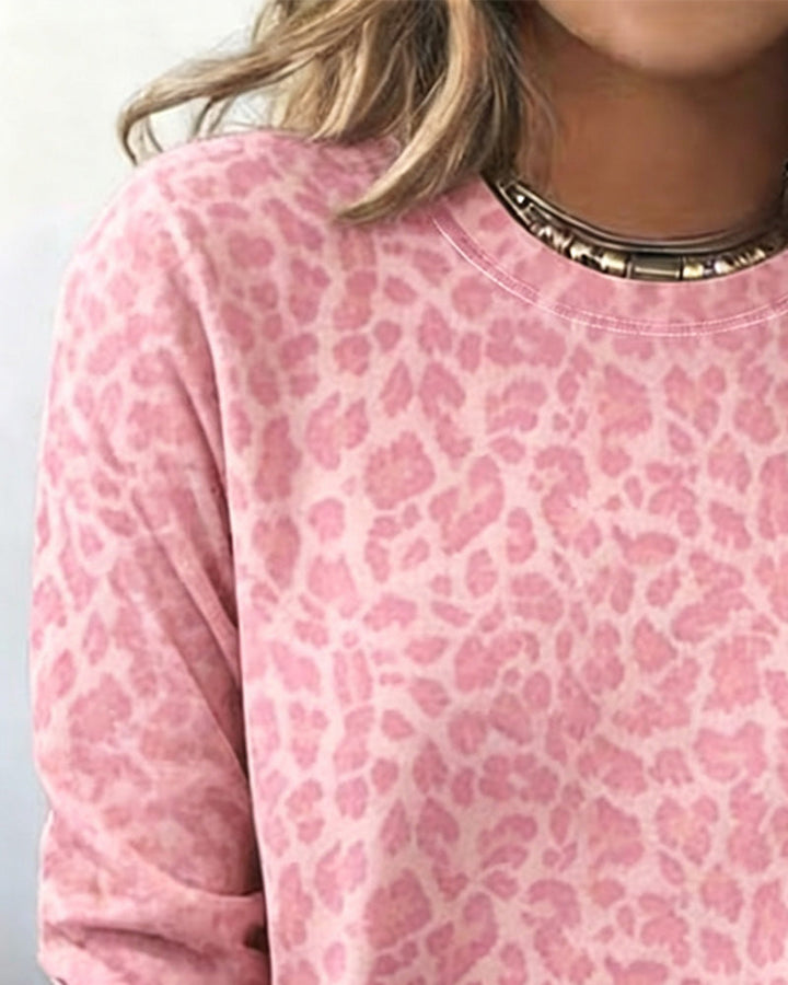Komfortowy damski t-shirt z długim rękawem w różową panterkę. Idealny na co dzień, stylizacja casual, jesień/wiosna.