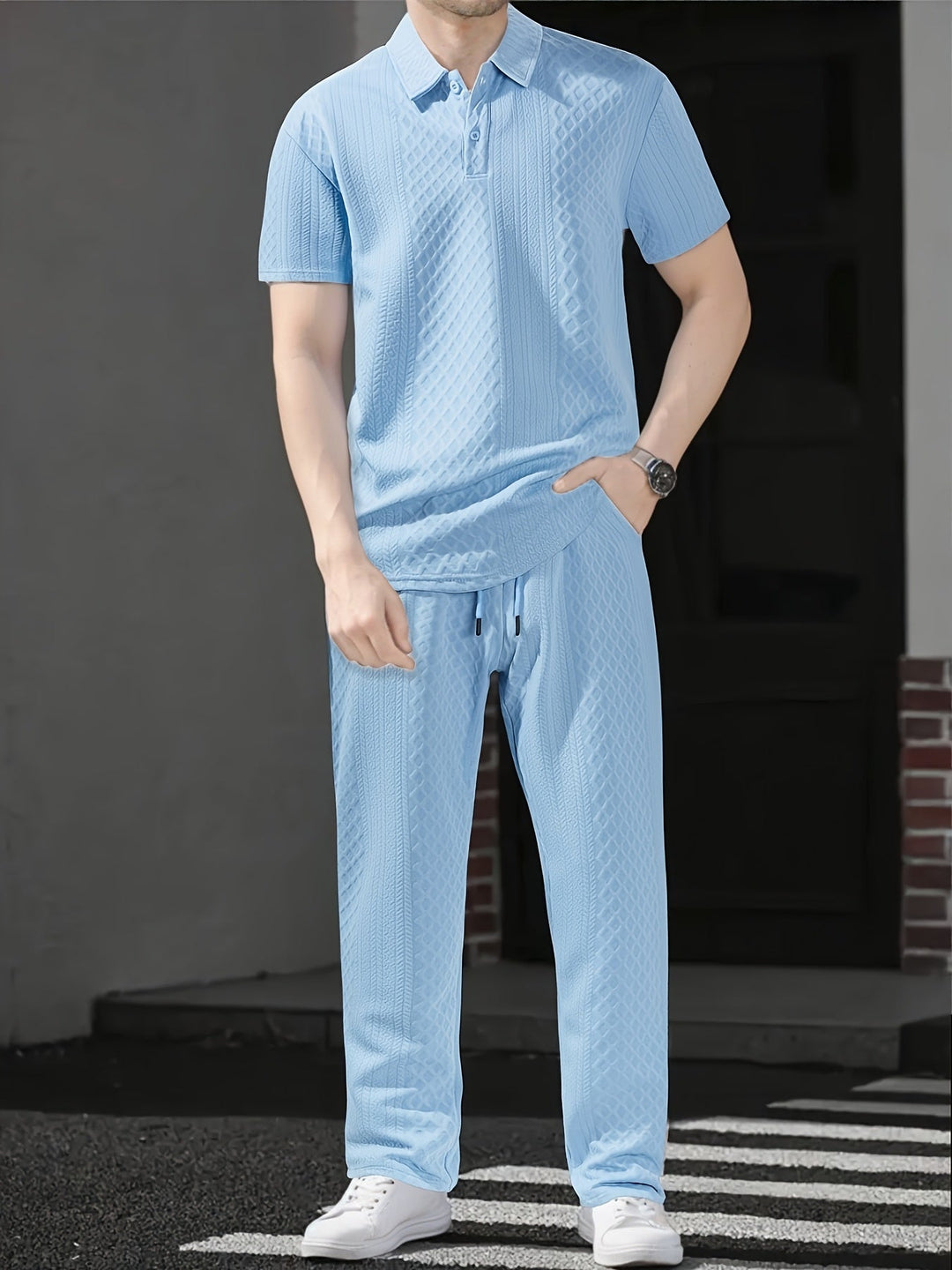 Męski zestaw polo z krótkim rękawem i przewiewnymi spodniami na lato. Casualowy styl dla wygody.