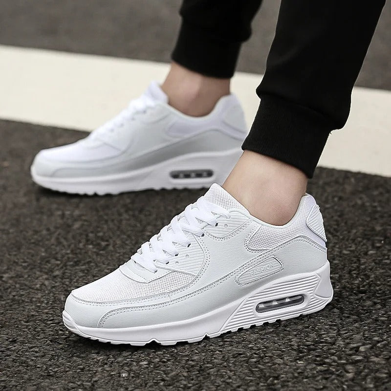 Nowoczesne, białe sneakersy dla mężczyzn z masywną podeszwą, zapewniające wygodę i styl w miejskich outfitach.