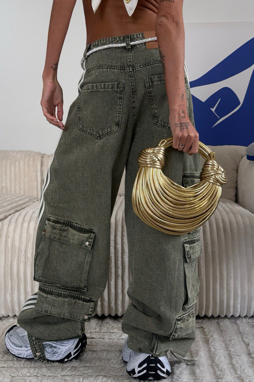 Wygodne damskie jeansy wide leg w paski, z niskim stanem. Stylowe spodnie idealne do mody casual.