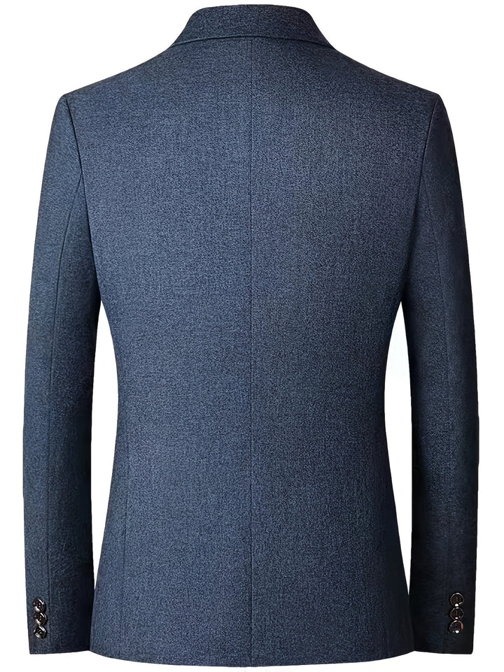 Mężczyzna w eleganckiej, modnej marynarce slim-fit Cedric. Idealna biznesowa lub casualowa odzież męska na jesień.