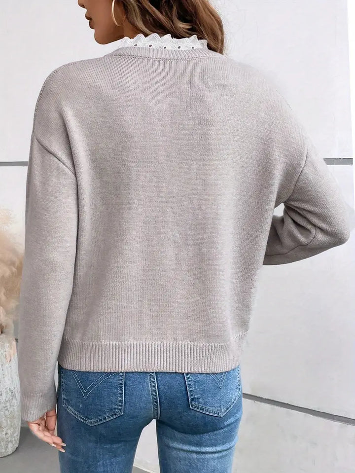 Modny sweter damski z koronką i dekoltem V, idealny do eleganckich stylizacji jesiennych.