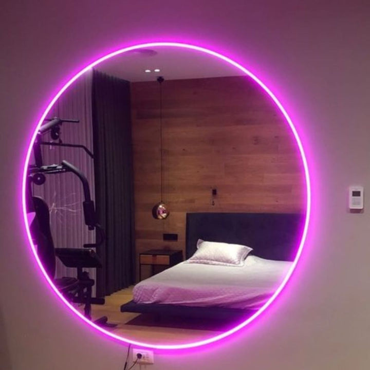 Wielokolorowa taśma LED RGB FlexiGlow, idealna do dynamicznej dekoracji wnętrz i imprez.