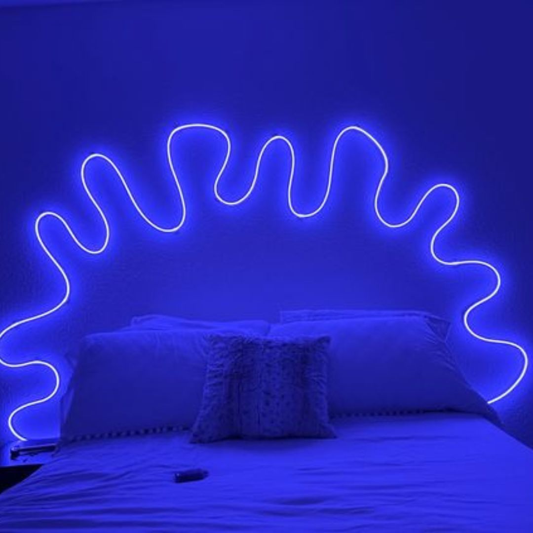 Inteligentna taśma LED FlexiGlow w sypialni, personalizująca oświetlenie dekoracyjne.