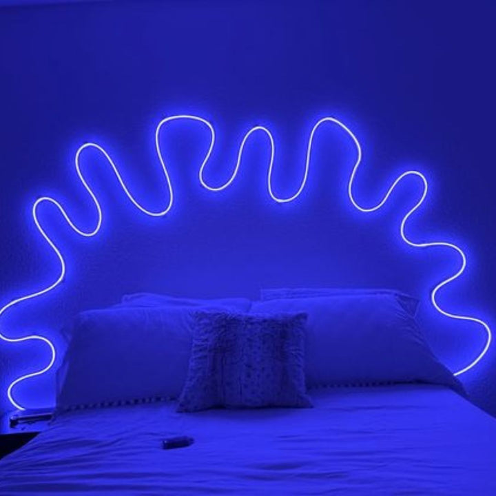 Inteligentna taśma LED FlexiGlow w sypialni, personalizująca oświetlenie dekoracyjne.