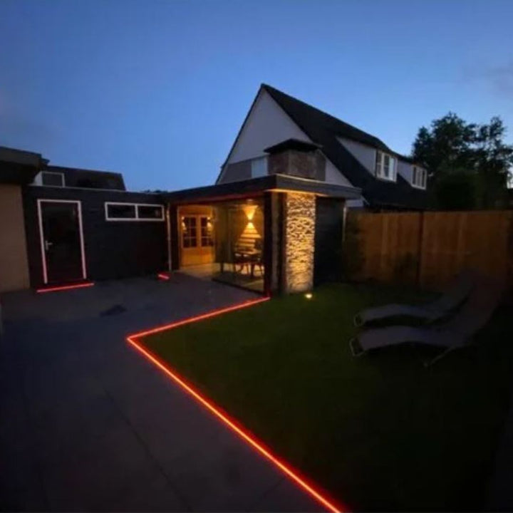 Oświetlenie LED FlexiGlow do ogrodu, wodoodporna taśma tworząca magiczną dekorację.
