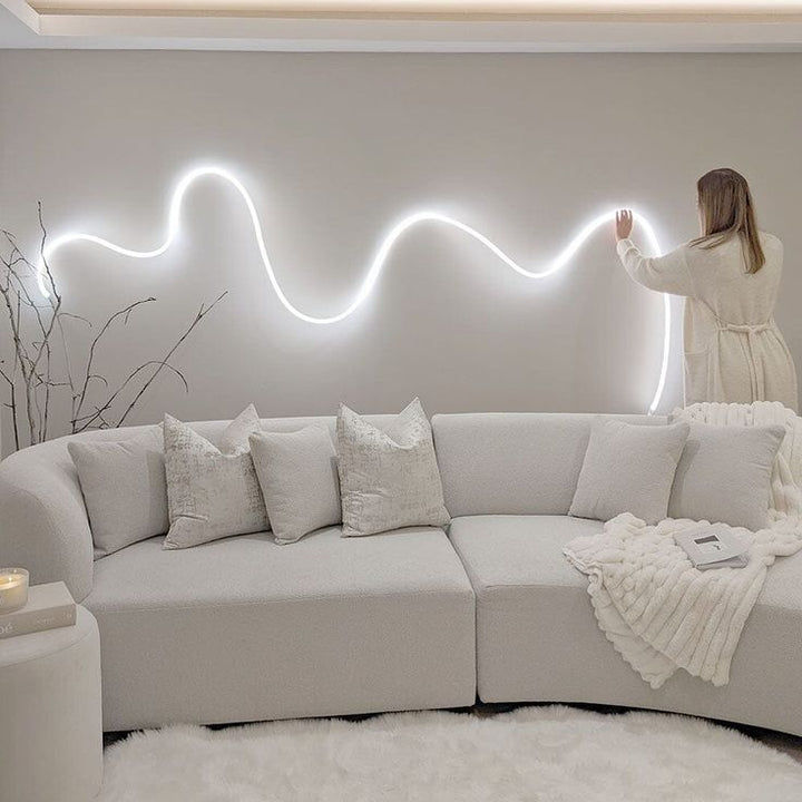 Giętka taśma LED FlexiGlow, łatwa w montażu, dostosowująca się do każdej powierzchni.