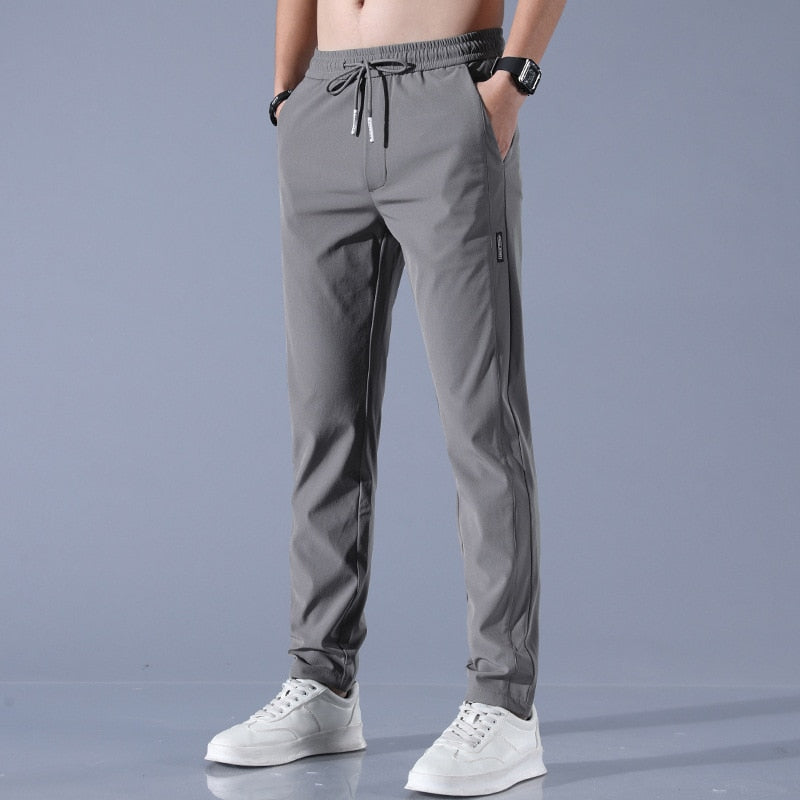 Męskie spodnie chino regular fit ze streczem, doskonale pasujące do casualowych i eleganckich zestawów. Komfort i modny design.
