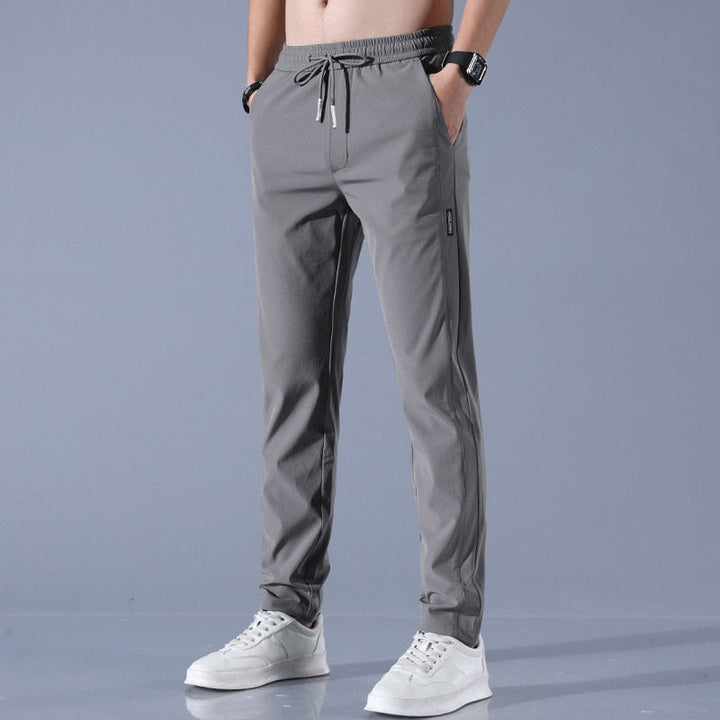 Męskie spodnie chino regular fit ze streczem, doskonale pasujące do casualowych i eleganckich zestawów. Komfort i modny design.