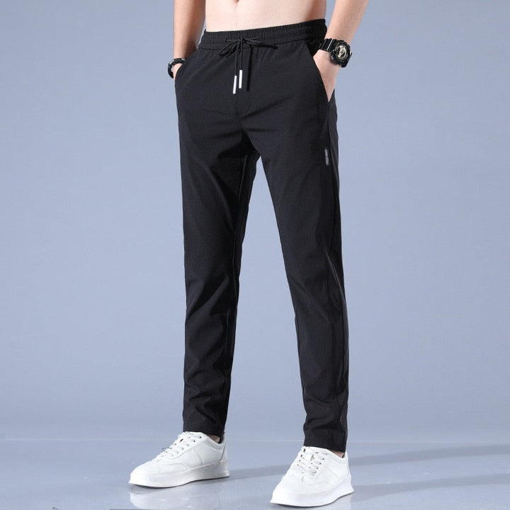 Męskie spodnie chino regular fit ze streczem, z dbałością o detale. Komfortowy krój i elastyczny materiał na co dzień.