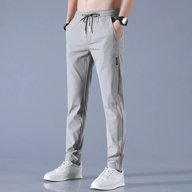 Wygodne męskie spodnie chino regular fit ze streczem, idealne na każdą porę roku. Modne, elastyczne i komfortowe w noszeniu.