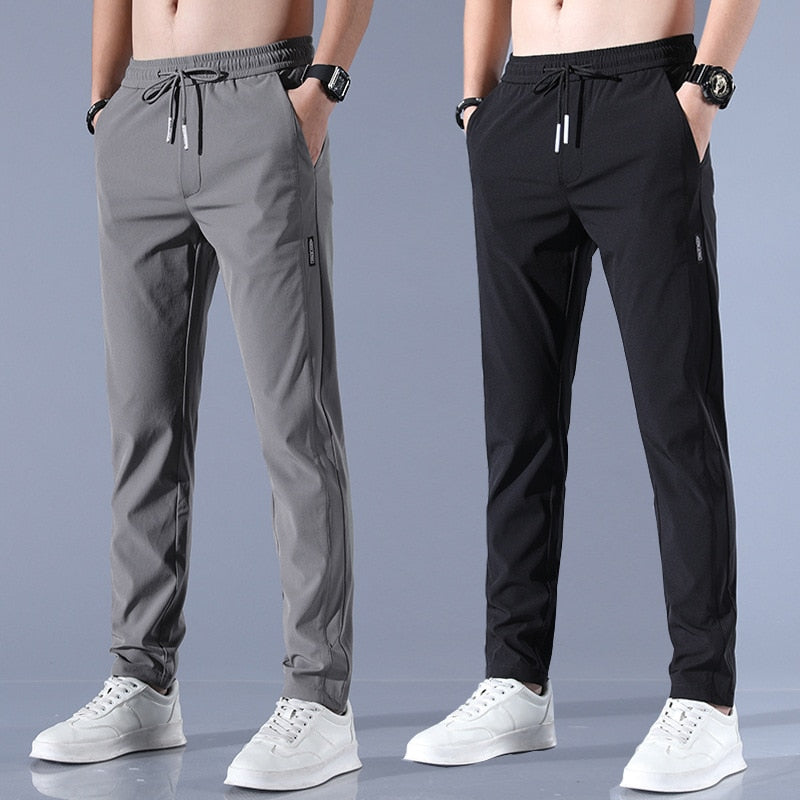 Elastyczne męskie spodnie chino regular fit ze streczem, podkreślające swobodę ruchów. Wygodne i stylowe na każdą okazję.