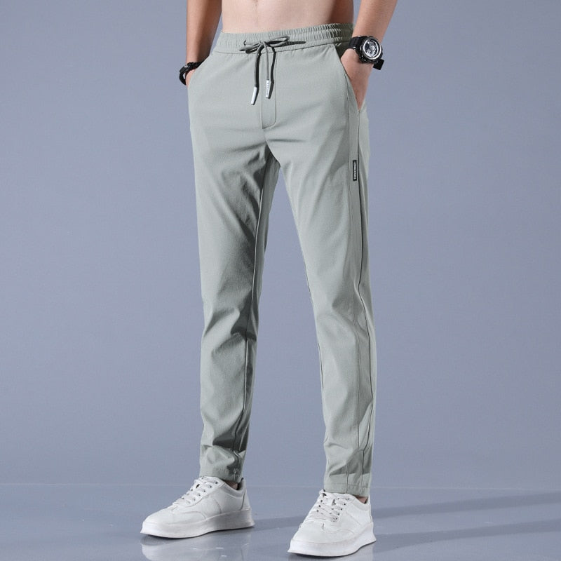 Męskie spodnie chino regular fit ze streczem, prezentujące komfortowy krój na całej sylwetce. Eleganckie i modne do wielu stylizacji.