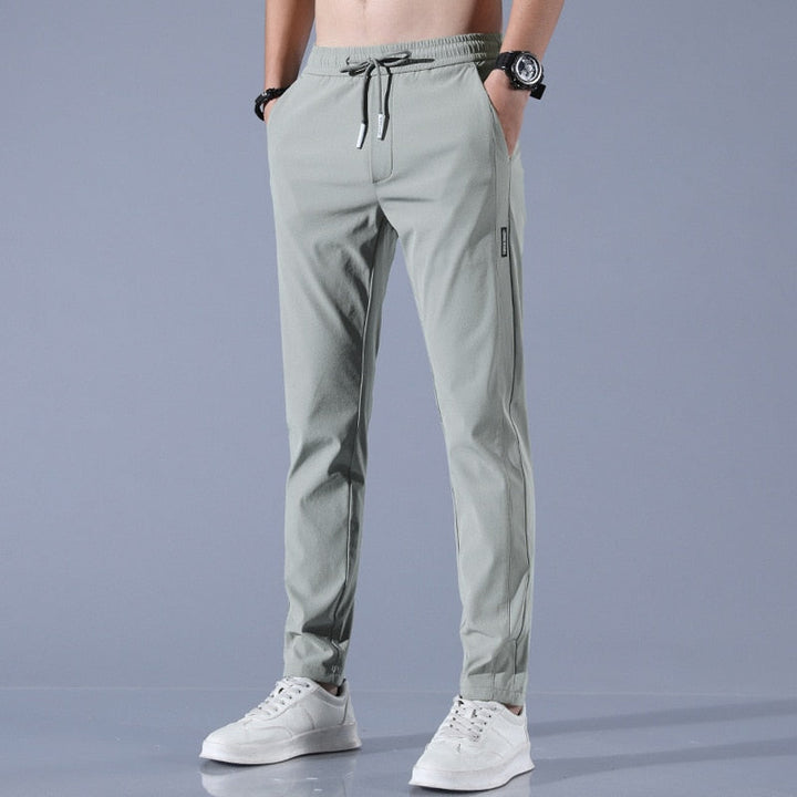 Męskie spodnie chino regular fit ze streczem, prezentujące komfortowy krój na całej sylwetce. Eleganckie i modne do wielu stylizacji.