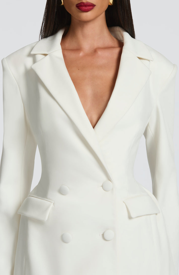 Damska całoroczna sukienka mini blazer. Dopasowana, elegancka, dostępna w czerni, bieli i brązie.