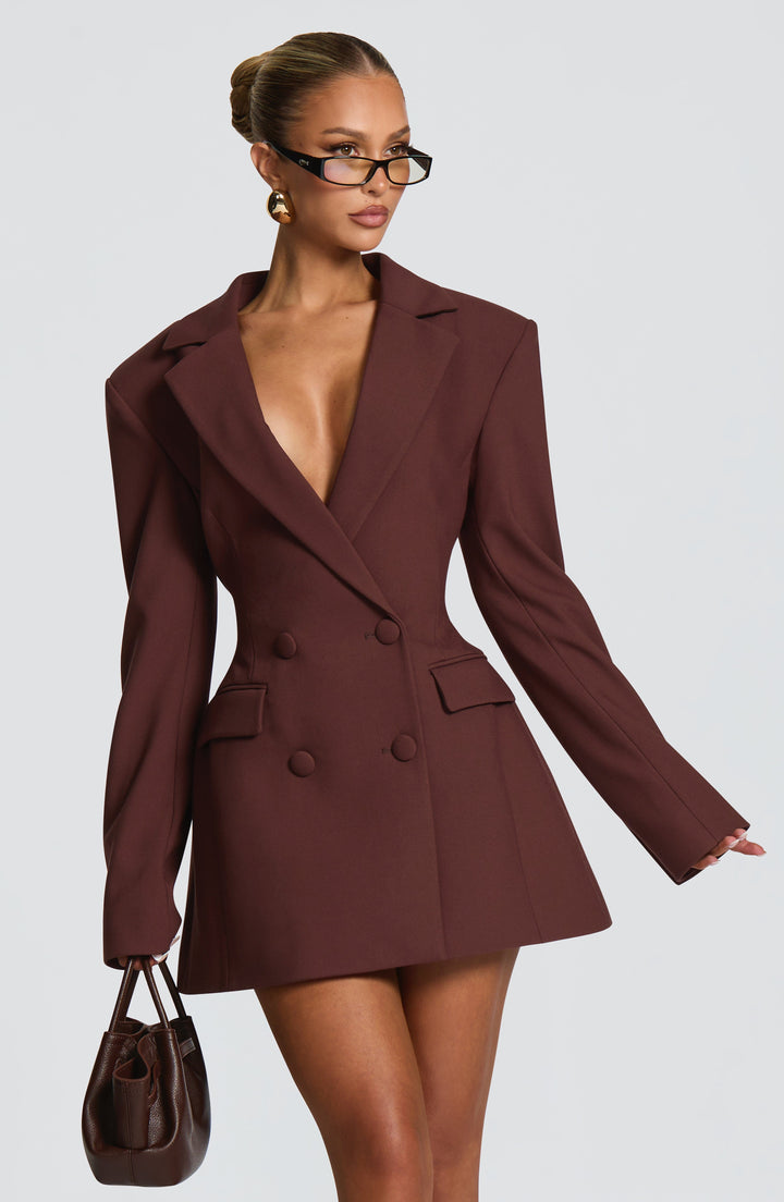 Damska sukienka mini blazer. Dopasowana, elegancka kreacja, świetna do biura lub na imprezę.