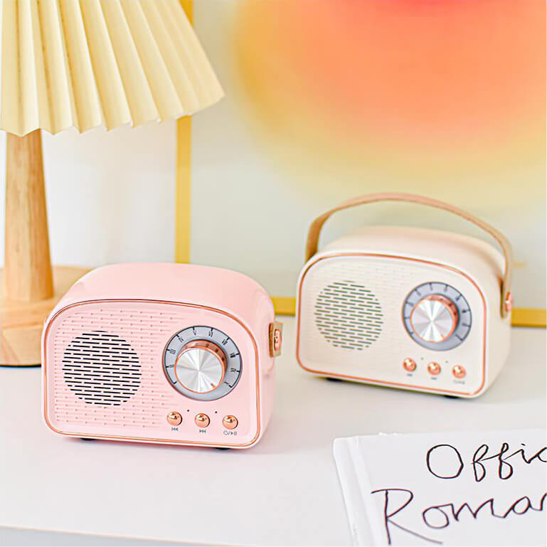 Biały głośnik Bluetooth vintage z radiem FM, elegancki design, idealny do nowoczesnych wnętrz.