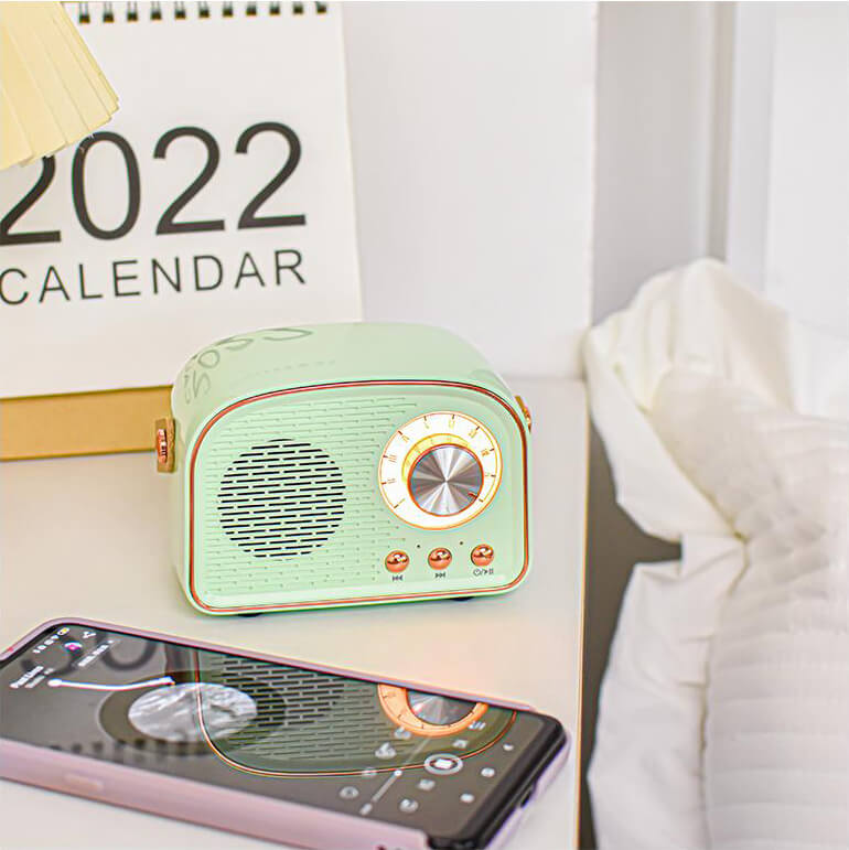 Kompaktowy głośnik Bluetooth retro z radiem FM, idealny do słuchania muzyki w podróży.