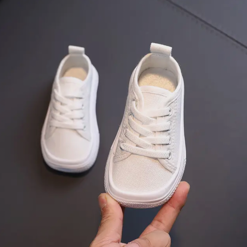 Antypoślizgowe sneakersy barefoot FlexiSteps dla dzieci, idealne do zabawy i aktywności sportowej na świeżym powietrzu.