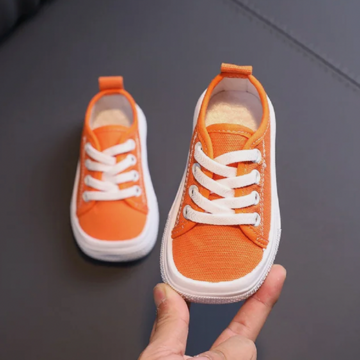 Stylowe buty sportowe FlexiSteps barefoot, lekkie i przewiewne, wspierające prawidłowy rozwój stóp dziecka.