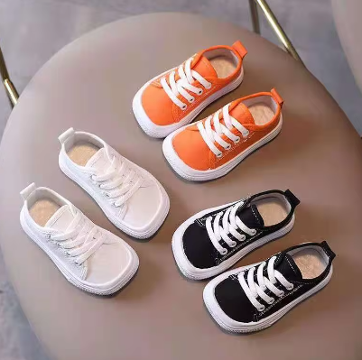 Dziecięce buty barefoot FlexiSteps, wspierające naturalny rozwój stóp. Idealne do codziennej aktywności i zabawy.