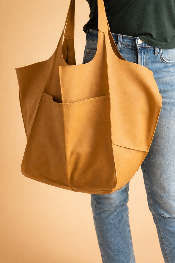 Brązowa damska torba tote. Stylowy i elegancki dodatek na ramię, pojemna do pracy i na zakupy.