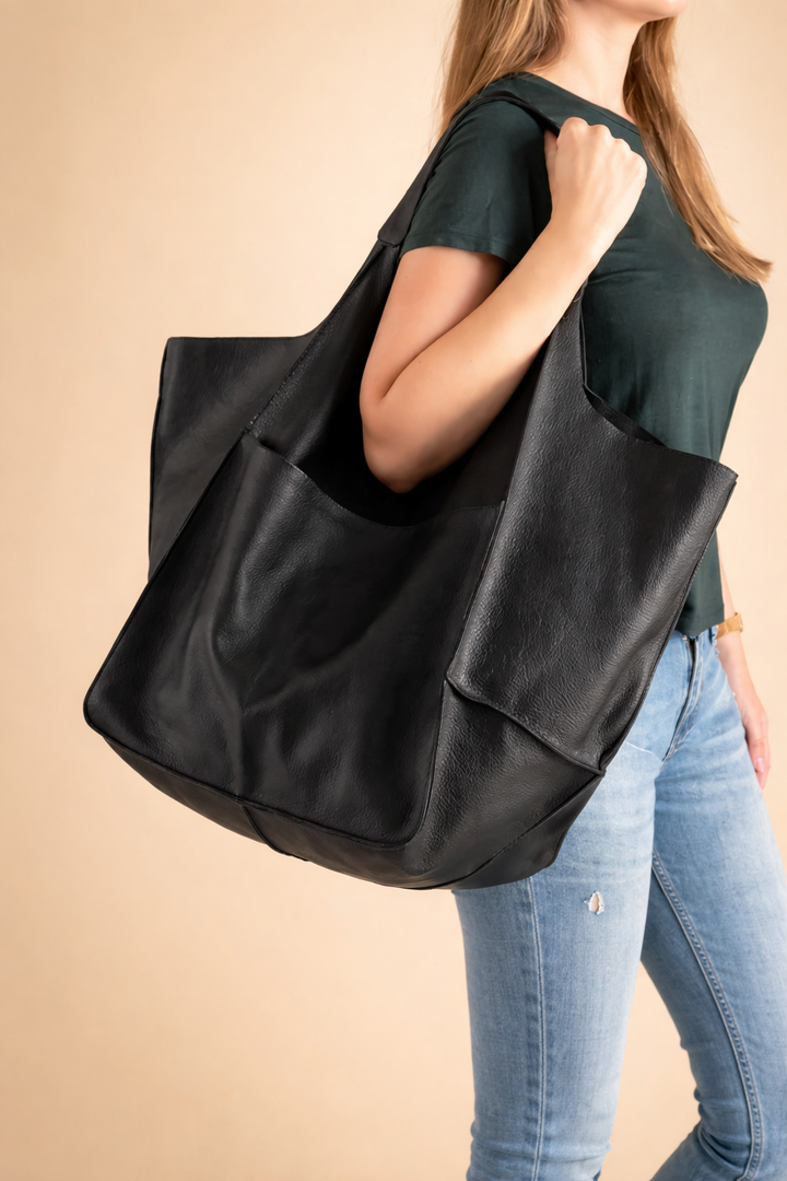 Czarna elegancka torba tote damska. Uniwersalna i pojemna, idealna na ramię do biura lub na spotkania.