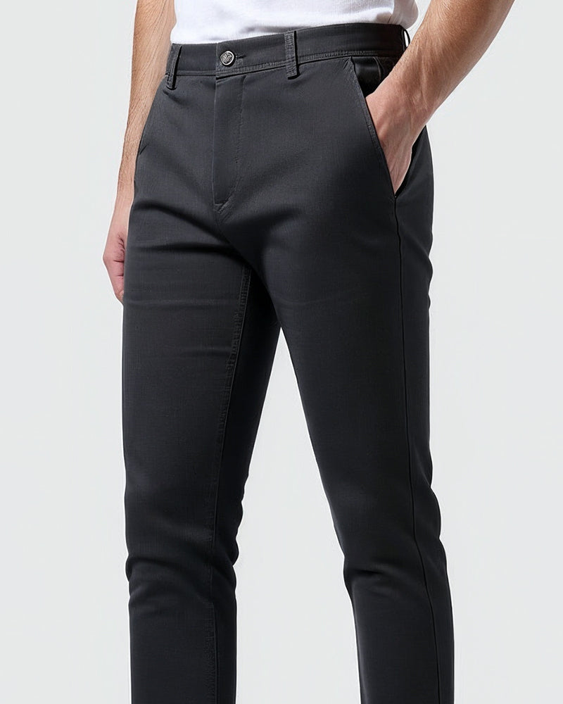 Nowoczesne męskie chinosy slim fit. Wygodne spodnie materiałowe idealne na co dzień i casual.