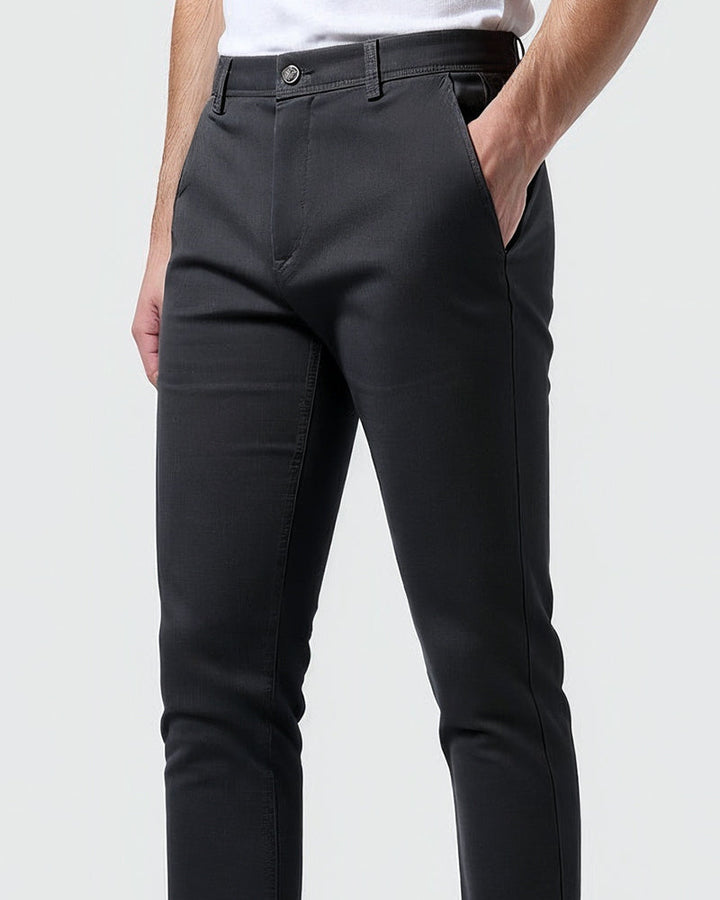 Nowoczesne męskie chinosy slim fit. Wygodne spodnie materiałowe idealne na co dzień i casual.