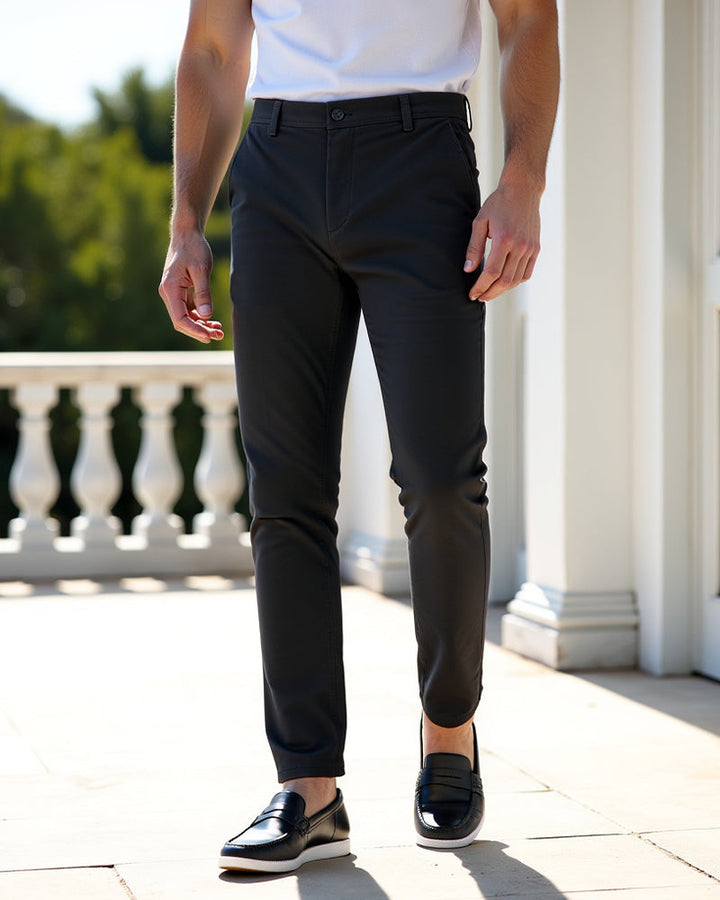 Uniwersalne męskie chinosy slim fit. Eleganckie spodnie materiałowe, pasujące do wielu stylizacji.