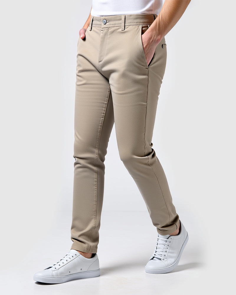Wysokiej jakości męskie chinosy slim fit. Trwałe i modne spodnie na co dzień, do pracy i na miasto.