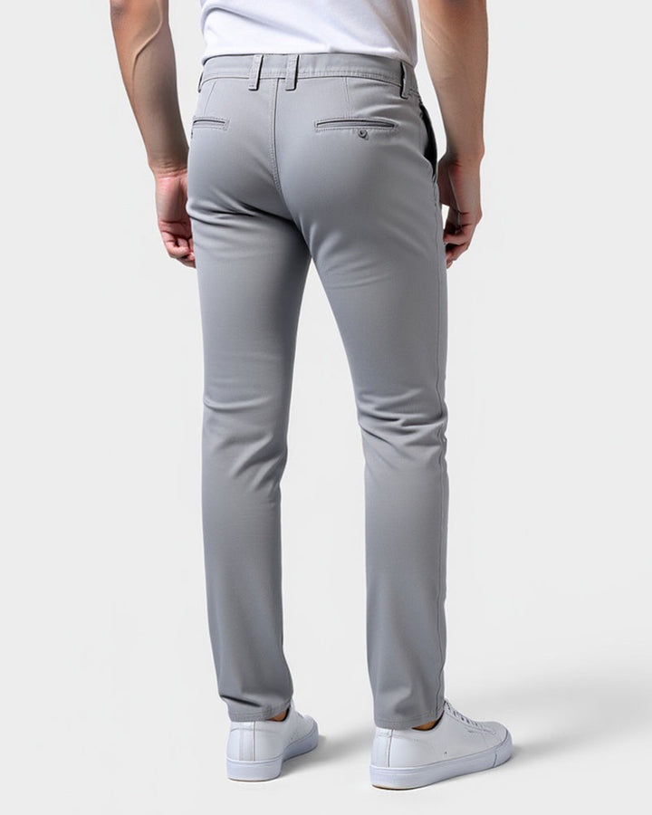 Eleganckie męskie chinosy slim fit. Uniwersalne spodnie materiałowe na co dzień lub do biura.