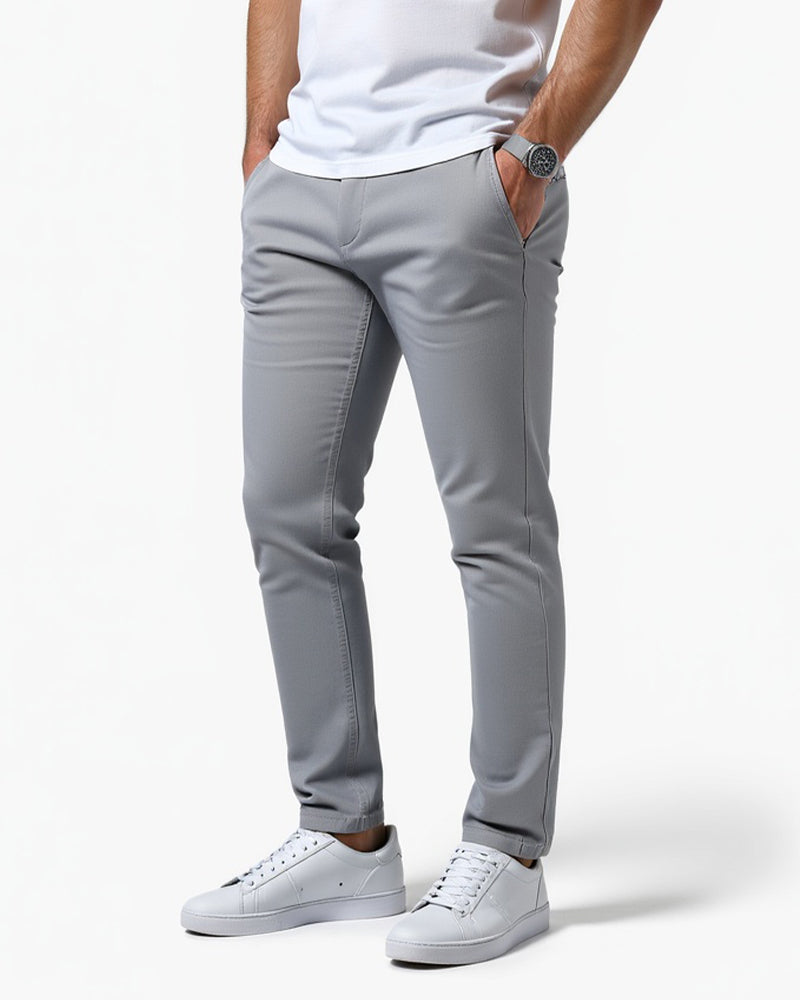 Męskie chinosy slim fit, idealne na co dzień. Wygodne casualowe spodnie materiałowe.