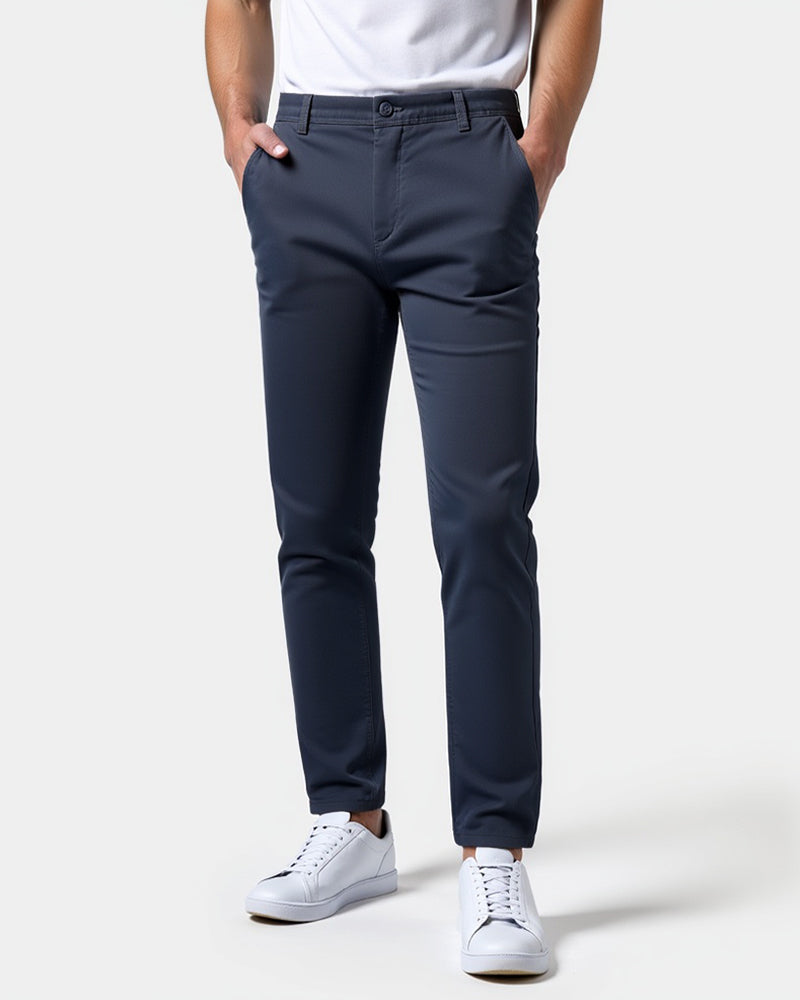 Komfortowe męskie chinosy slim fit. Must-have w męskiej garderobie, eleganckie i casualowe.
