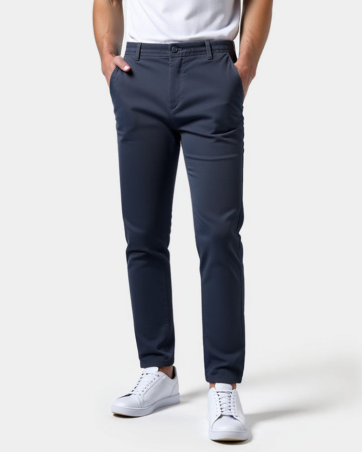 Komfortowe męskie chinosy slim fit. Must-have w męskiej garderobie, eleganckie i casualowe.