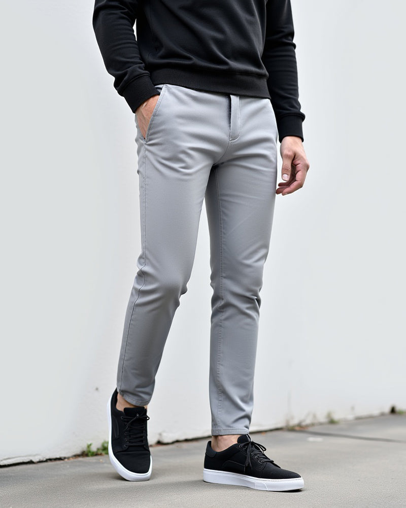 Dopasowane męskie chinosy slim fit. Modne i wygodne spodnie, świetne do biura i casual.