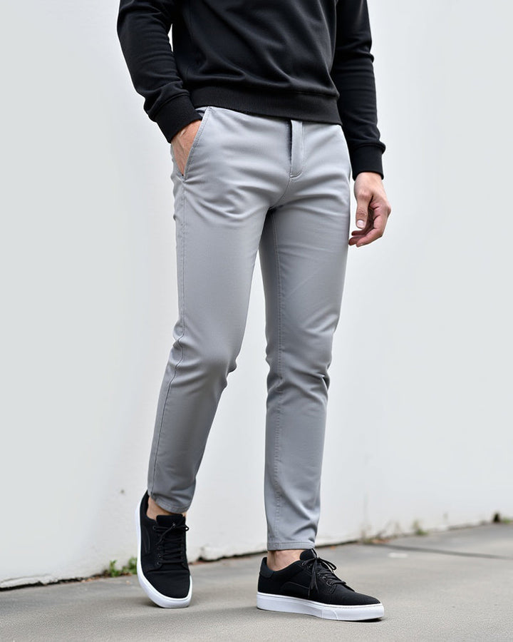 Dopasowane męskie chinosy slim fit. Modne i wygodne spodnie, świetne do biura i casual.