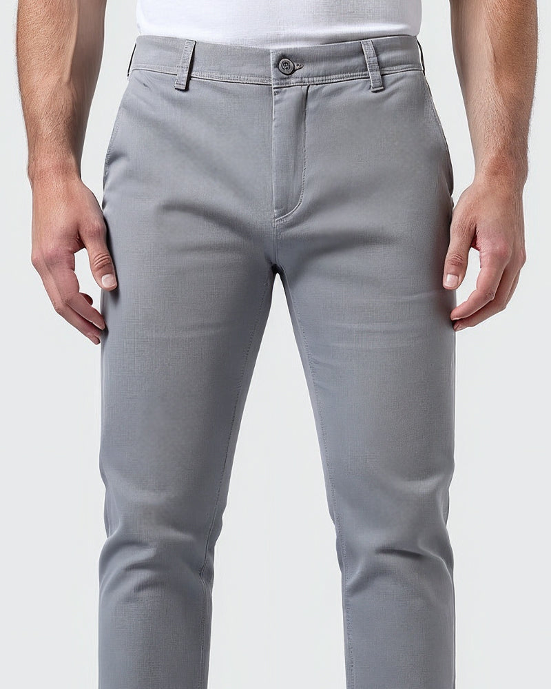 Męskie spodnie materiałowe typu chinosy slim fit. Modne i komfortowe, idealne na casual look.