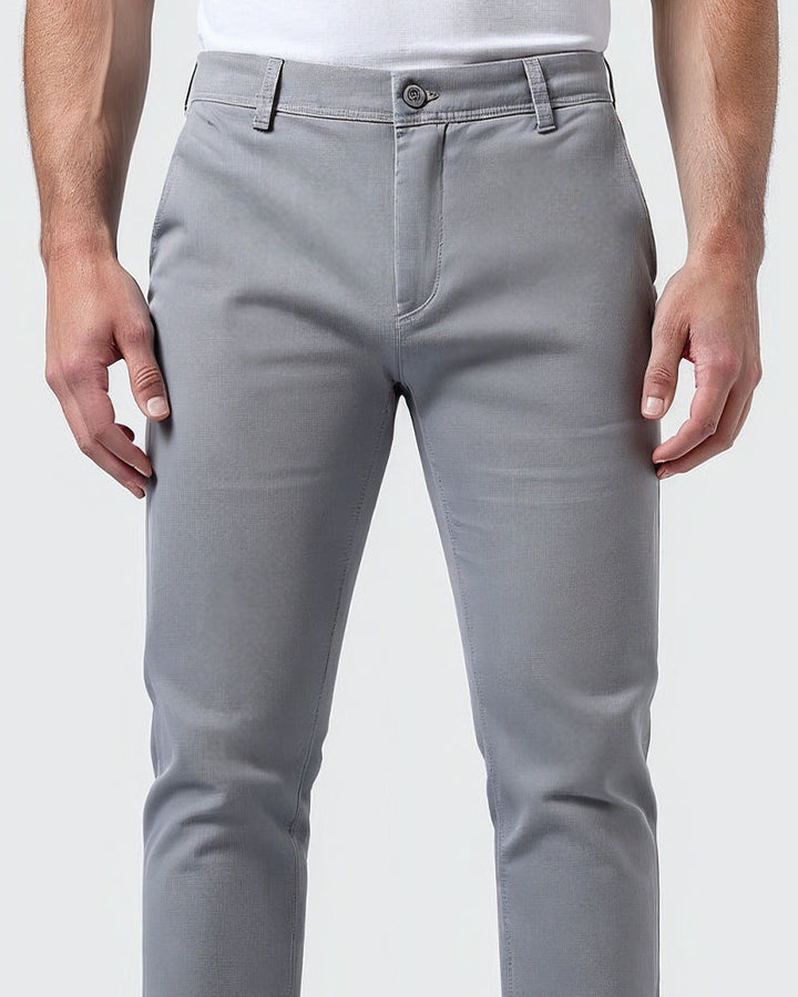 Męskie spodnie materiałowe typu chinosy slim fit. Modne i komfortowe, idealne na casual look.