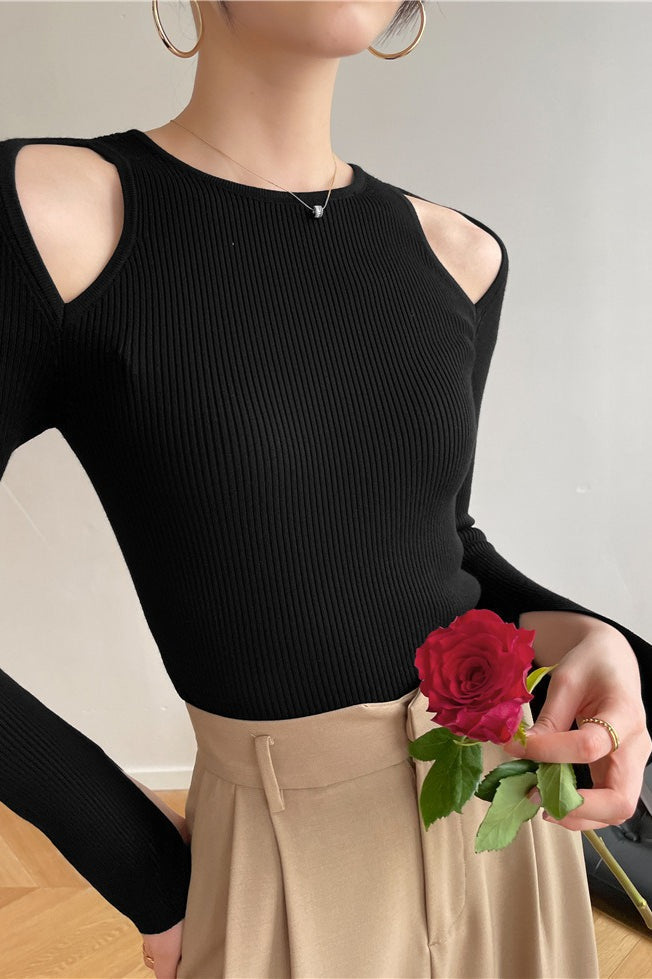 Czarny dzianinowy top damski, długi rękaw, krój slim fit, wyrafinowane rozcięte mankiety.