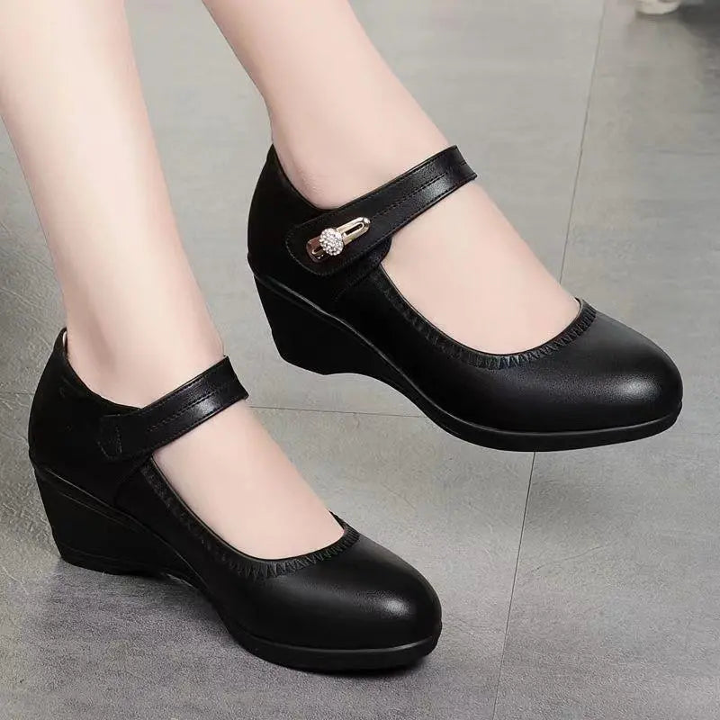 Eleganckie czarne buty Mary Jane z paskiem na koturnie, modne i wygodne obuwie damskie.