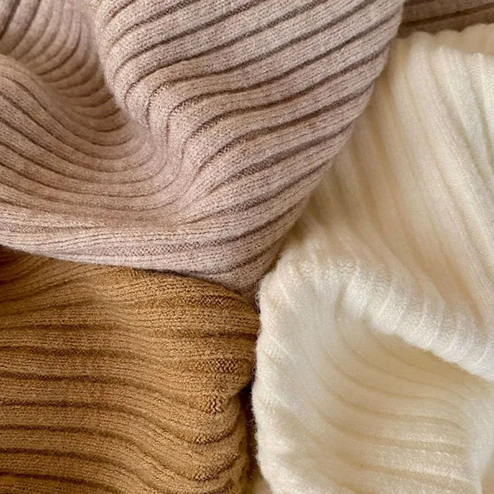Damski sweter golf z ozdobnym rozcięciem. Komfortowy i dopasowany krój. Idealny na jesienne stylizacje.