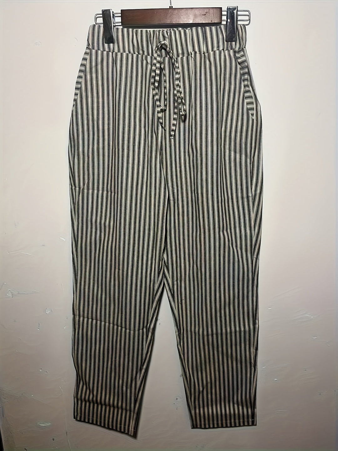 Stylowe joggery damskie w pionowe paski, elastyczne mankiety, wygodny materiał, idealne na lato.