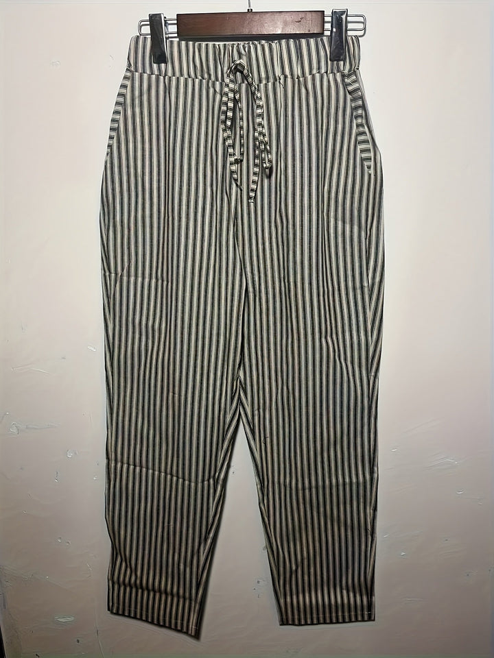 Stylowe joggery damskie w pionowe paski, elastyczne mankiety, wygodny materiał, idealne na lato.