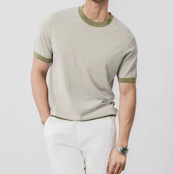 Męska prążkowana koszulka slim fit w granatowo-zielone pasy, idealna do casualowych stylizacji.