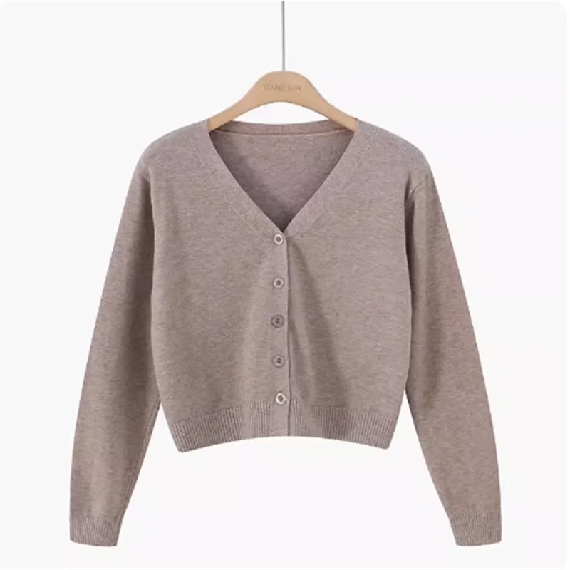 Casualowy krótki sweter damski, dekolt w serek. Luźny, wygodny fason na wiosnę i jesień. Idealny do warstw.
