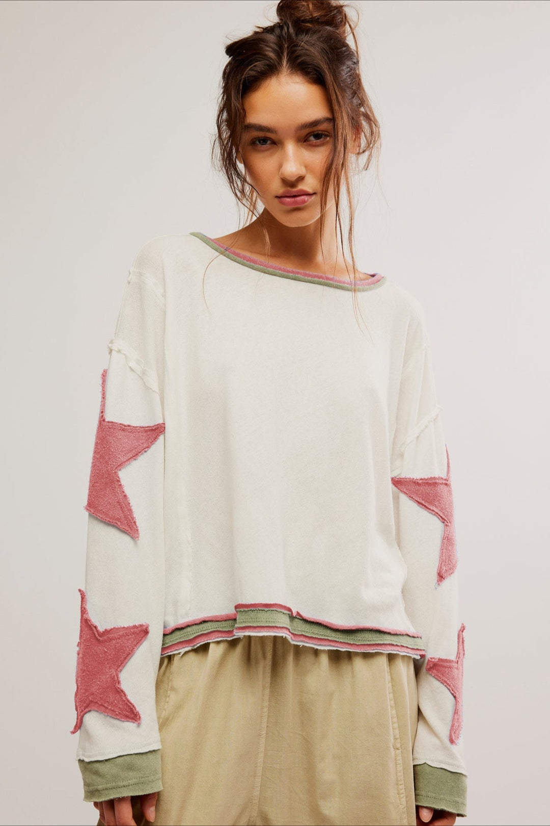 Stylowa bluza damska oversize z gwiazdą. Modny okrągły dekolt, długi rękaw, wygodny fason.