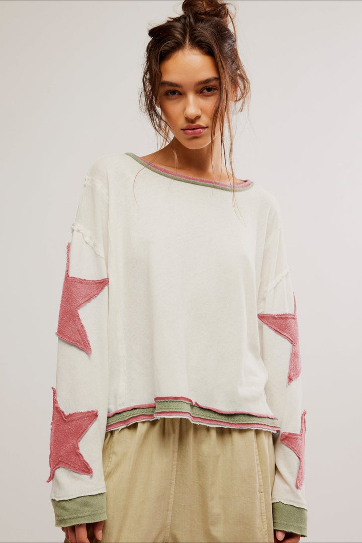 Stylowa bluza damska oversize z gwiazdą. Modny okrągły dekolt, długi rękaw, wygodny fason.