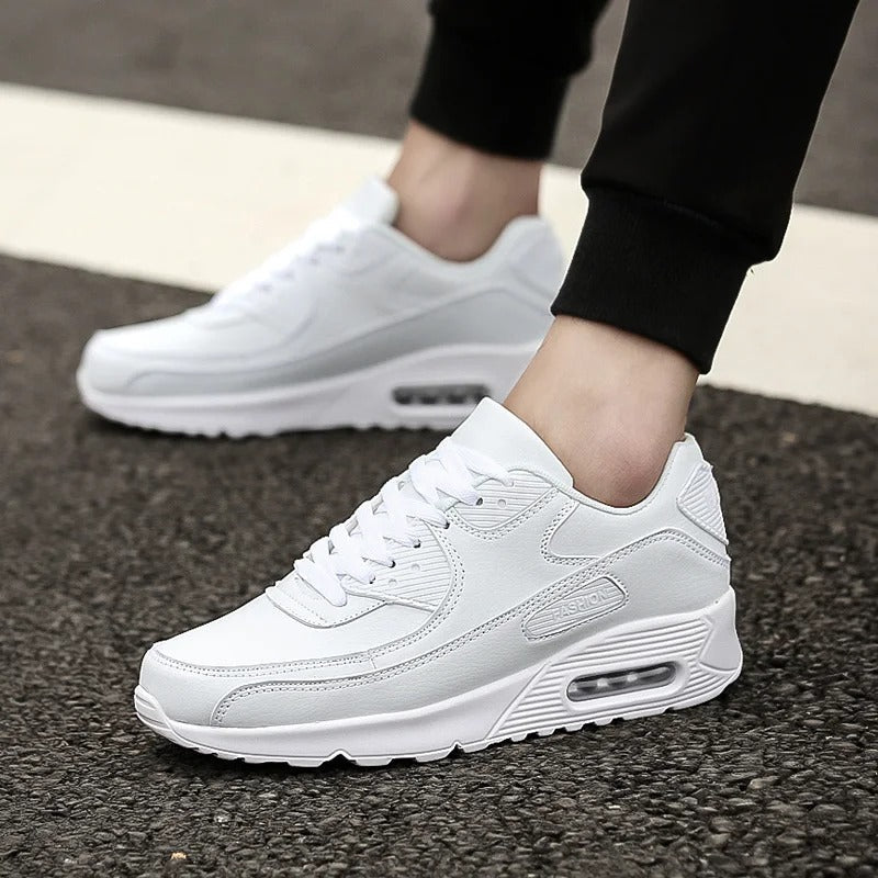 Stylowe męskie białe sneakersy na grubej podeszwie, idealne jako casualowe obuwie. Modne i wszechstronne buty.